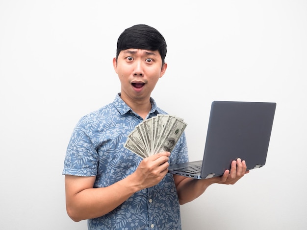 Uomo asiatico camicia blu con laptop con un sacco di soldi eccitato faccia isolata