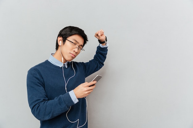 Uomo asiatico che ascolta la musica.