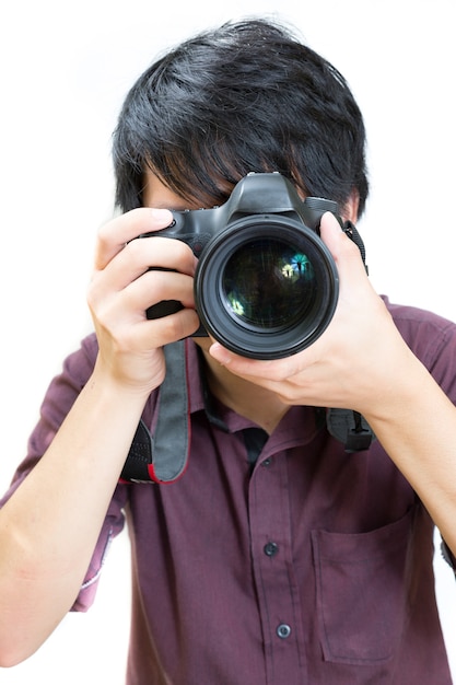 Uomo asiatico che cattura una maschera con dslr