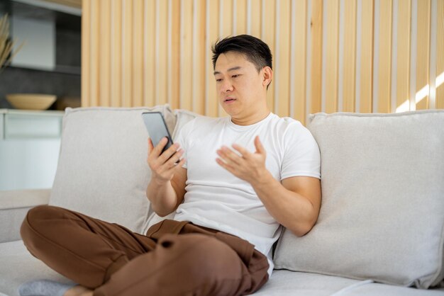 Uomo asiatico che fa una videochiamata su smartphone