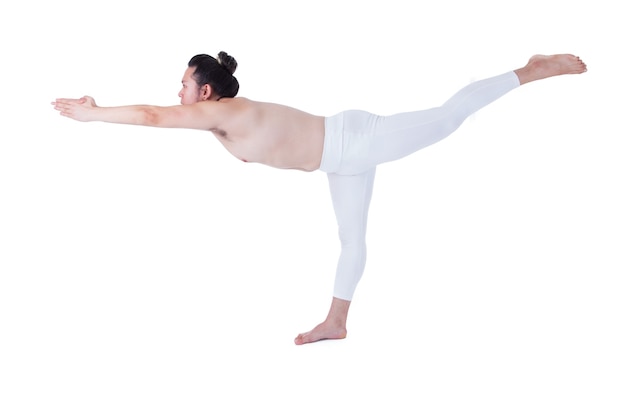 Uomo asiatico che fa yoga su sfondo bianco.