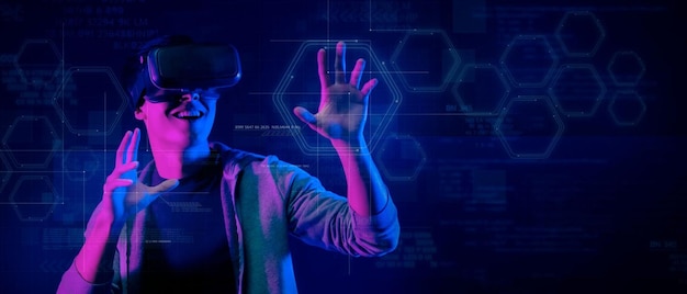 Uomo asiatico che gioca VR realtà virtuale esercizio gioco sport gioco metaverso mondo digitale tecnologia AR realtà aumentata futuro divertimento festa attività