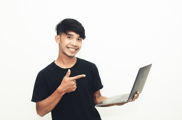 Uomo asiatico che indossa una camicia nera casual che punta al laptop