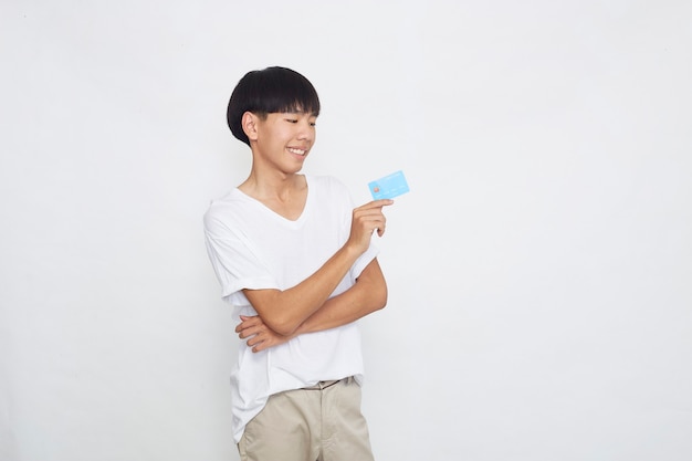 Uomo asiatico che mostra il concetto di pagamento con carta di credito isolato sulla superficie bianca