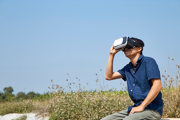 Uomo asiatico che utilizza l&#39;auricolare realtà virtuale