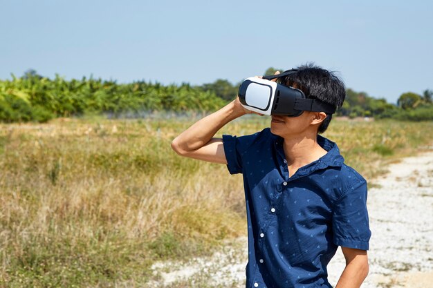 Uomo asiatico che utilizza l&#39;auricolare realtà virtuale