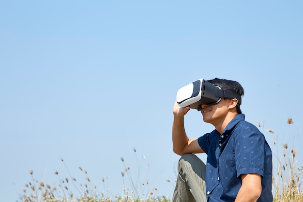 Uomo asiatico che utilizza l&#39;auricolare realtà virtuale