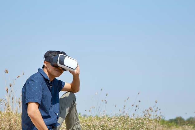 Uomo asiatico che utilizza l&#39;auricolare realtà virtuale