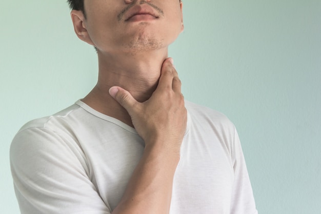 Uomo asiatico con mal di gola