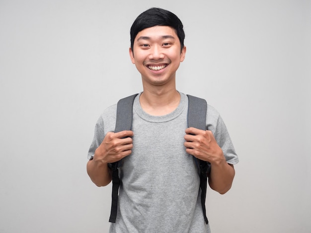 Uomo asiatico con zaino a scuola sorriso felice isolato