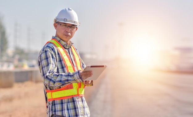 Uomo asiatico costruzione tuta di sicurezza casco lavoro in loco Uomo asiatico Ingegnere