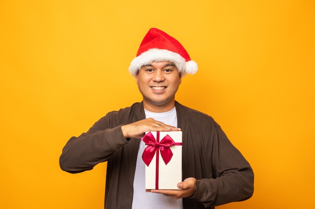 Uomo asiatico eccitato felice con una confezione regalo