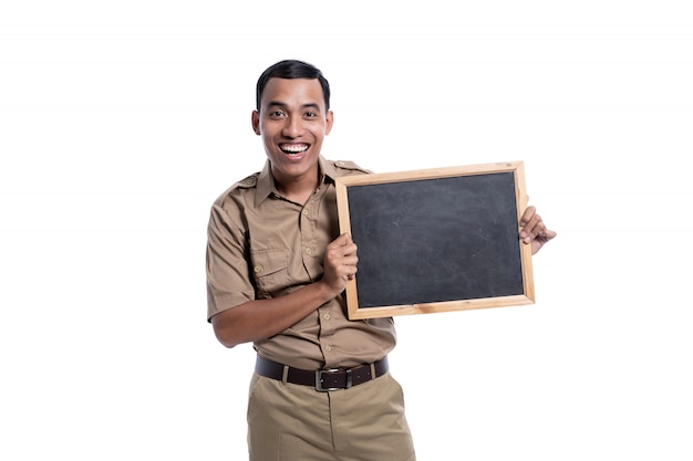 Uomo asiatico felice che indossa un'uniforme cachi con una lavagna