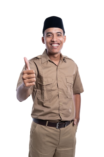 Uomo asiatico felice che indossa un'uniforme cachi