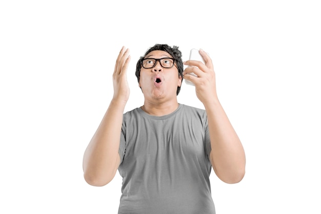Uomo asiatico in occhiali con espressione scioccata isolato su sfondo bianco
