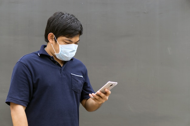 Uomo asiatico in strada indossando maschere protettive, uomo malato con maschera che indossa l&#39;influenza.