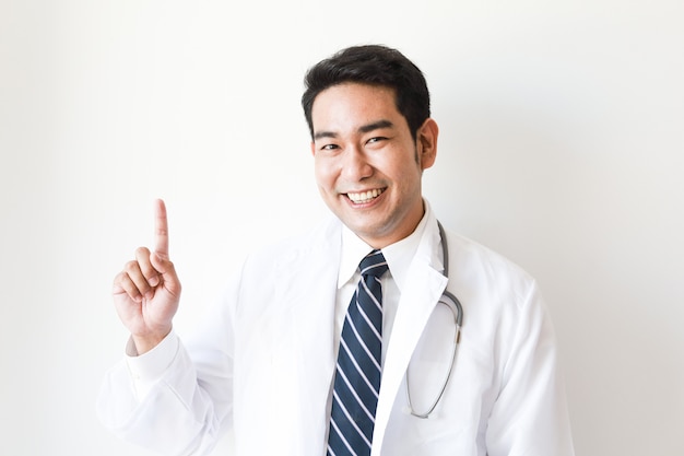 Uomo asiatico in uniforme del medico in ospedale