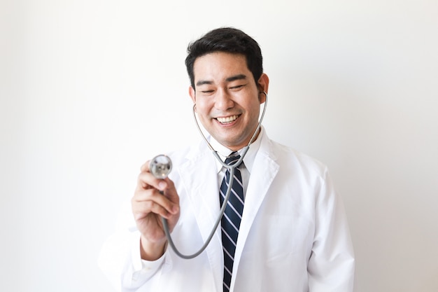 Uomo asiatico in uniforme medico con stetoscopio