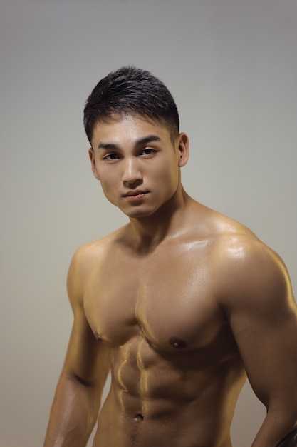 Uomo asiatico muscolare all'interno