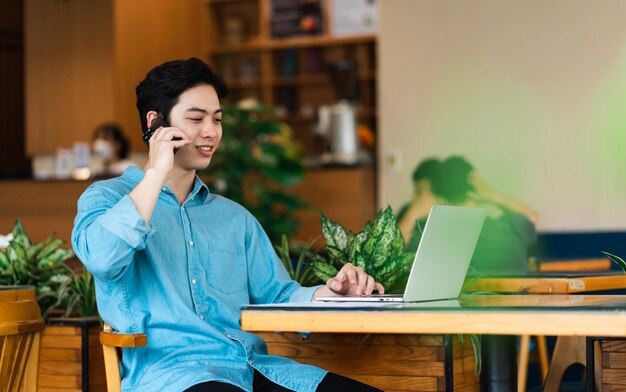 Uomo asiatico seduto e bere caffè