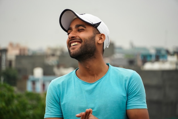 Uomo asiatico sorridente con il suo cappello bianco