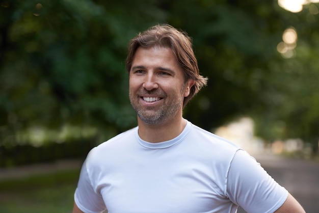 uomo atleta sano che fa jogging al mattino su strada vuota in città