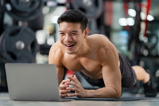 Uomo atletico bello in palestra