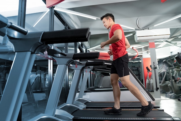 Uomo atletico bello in palestra