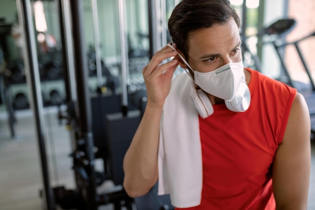 Uomo atletico che indossa una maschera protettiva in palestra