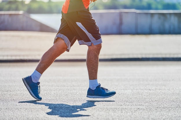 Uomo atletico che pareggia in abiti sportivi sulla strada della città