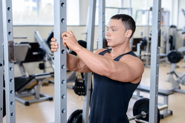 Uomo atletico in palestra