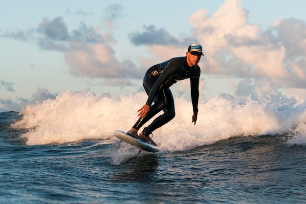 Uomo attivo in attrezzatura speciale che fa surf alle hawaii