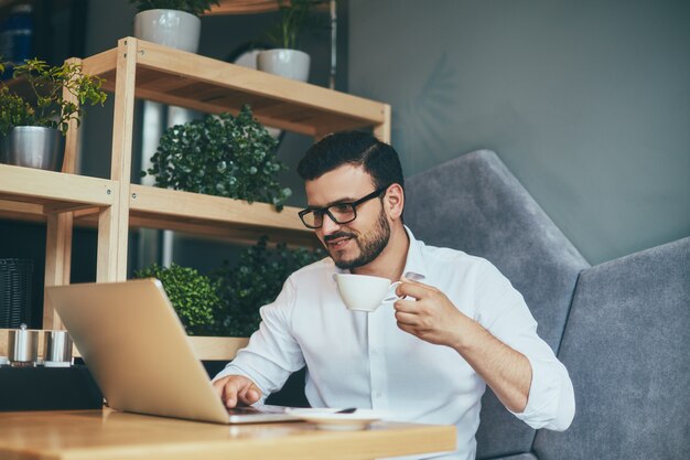 Uomo attraente che lavora nella caffetteria