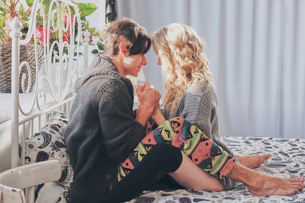 Uomo attraente e donna in camera da letto insieme coccole carino