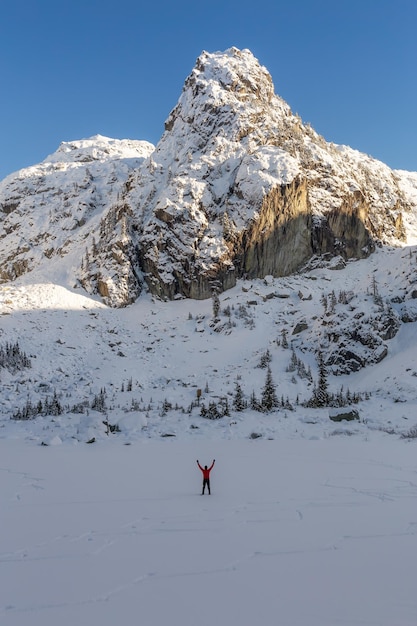 Uomo avventuroso che si gode il paesaggio invernale canadese