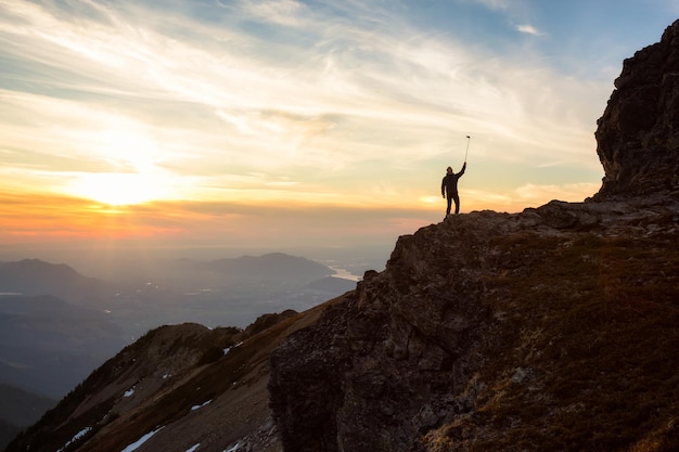 Uomo avventuroso in cima alla montagna