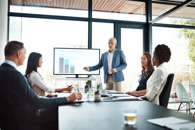 Foto uomo aziendale e team con brainstorming di presentazione e consulente finanziario per la crescita dei profitti screen personale o gruppo con un manager leader o workshop con grafici grafici o pianificazione per l'avvio