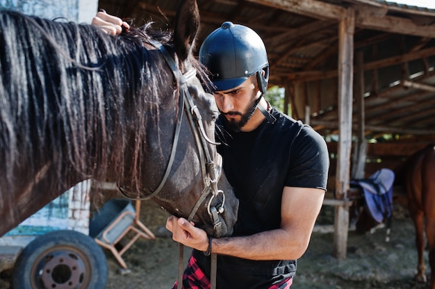 uomo barba con cavallo