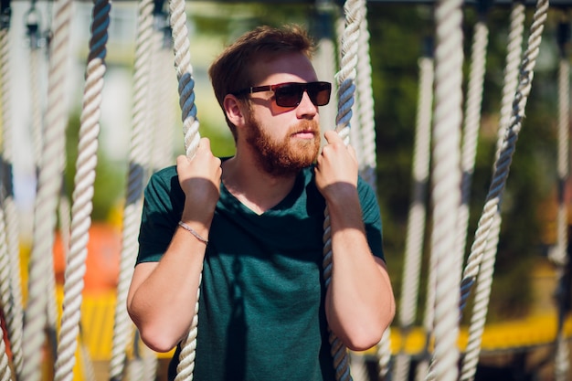 Uomo barbuto al parco giochi