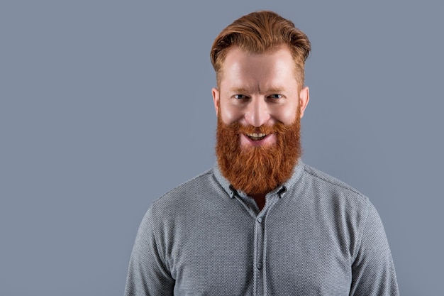Uomo barbuto allegro ha barba uomo barbuto con barba lunga isolata su sfondo grigio
