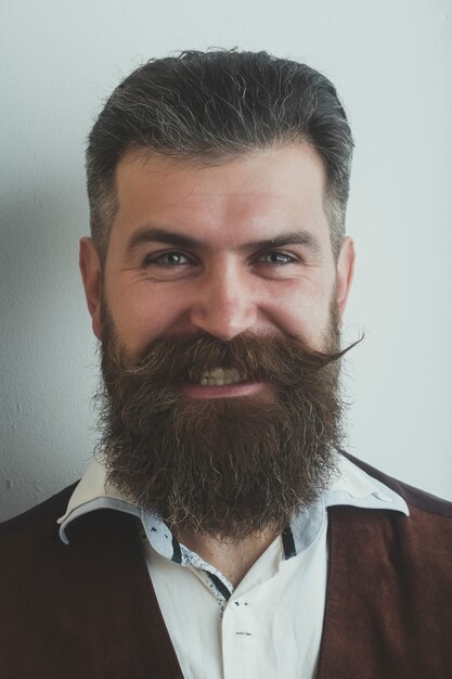 Uomo barbuto, brutale hipster caucasico con una faccia sorridente felice