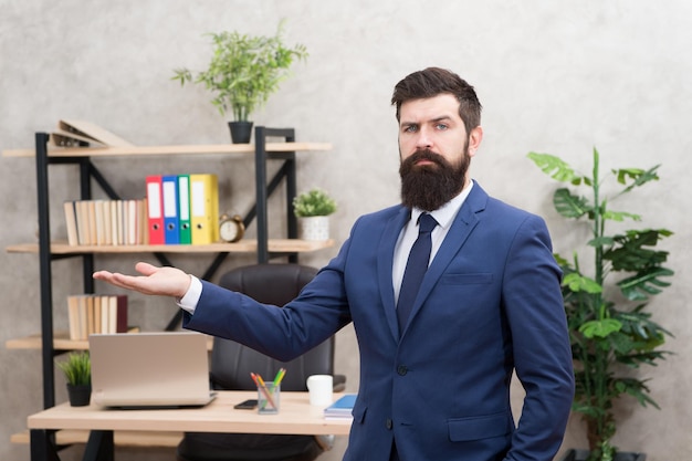 Uomo barbuto capo del top manager in ufficio. Carriera d'affari. Avvia un'attività in proprio. Ragazzo di successo vestito formale uomo d'affari. Dirigere un'azienda. Risorse umane. Colloquio di lavoro. Occupazione professionale di reclutatore.