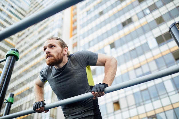 Uomo barbuto che fa i pull-up