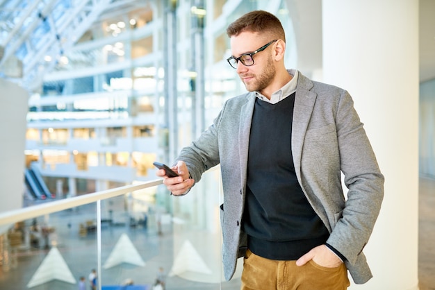 Uomo barbuto che manda un sms con l'amico