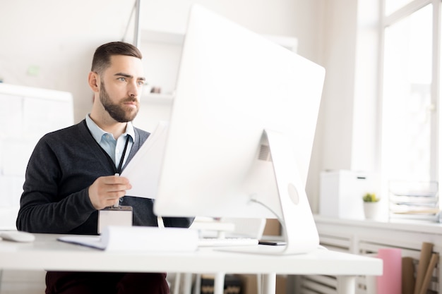 Uomo barbuto che per mezzo del PC