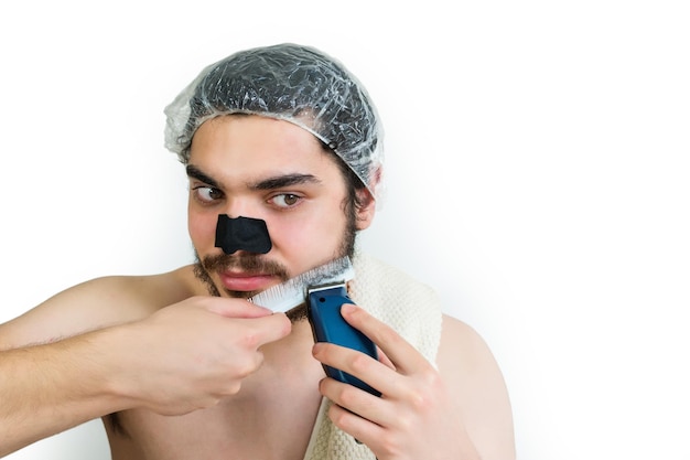 Uomo barbuto che si rade la barba Cura di bellezza dell'uomo