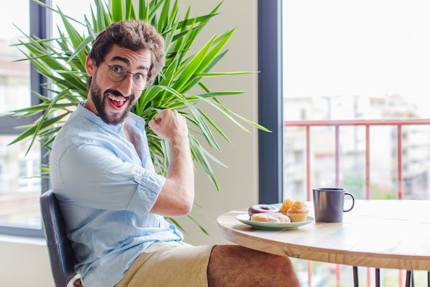 Uomo barbuto che si sente felice, positivo e di successo, motivato quando affronta una sfida o celebra buoni risultati