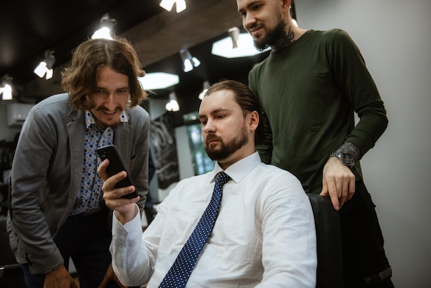 Uomo barbuto che taglia la barba nel barbiere