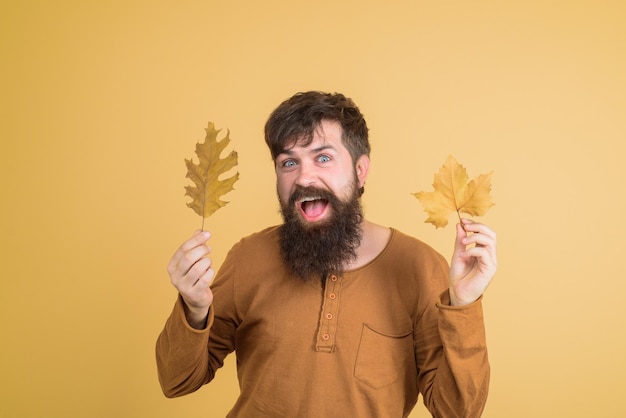 Uomo barbuto con autunno foglia d'oro stagionale autunno moda uomo moda sconto vendite uomo felice