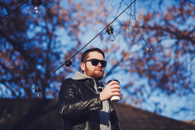 Uomo barbuto con caffè